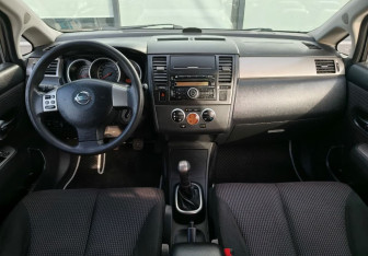 Подержанный автомобиль Nissan Tiida Hatchback 2012 года (10 фото)