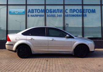 Подержанный автомобиль Ford Focus Sedan 2006 года (6 фото)