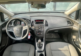 Подержанный автомобиль Opel Astra Hatchback 2011 года (11 фото)