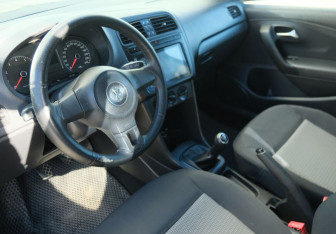 Подержанный автомобиль Volkswagen Polo Sedan 2012 года (9 фото)
