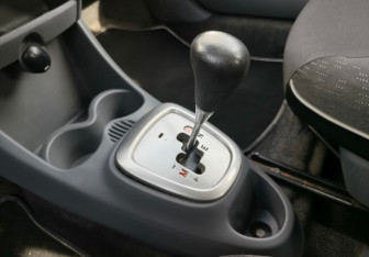 Подержанный автомобиль Peugeot 107 2009 года (15 фото)