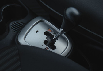 Подержанный автомобиль Peugeot 107 2012 года (12 фото)