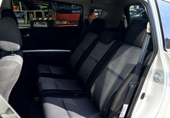 Подержанный автомобиль Toyota Corolla Verso 2008 года (12 фото)