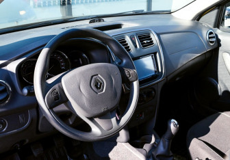 Подержанный автомобиль Renault Sandero 2015 года (15 фото)