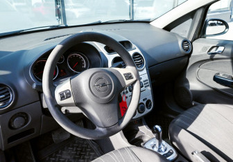 Подержанный автомобиль Opel Corsa 2008 года (15 фото)