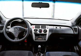 Подержанный автомобиль Honda HR-V 2002 года (16 фото)