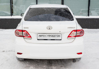 Подержанный автомобиль Toyota Corolla Sedan 2010 года (4 фото)