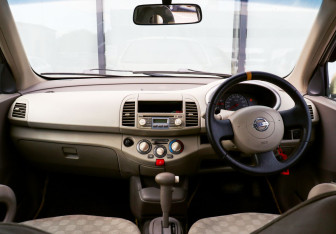 Подержанный автомобиль Nissan March Hatchback 2004 года (17 фото)