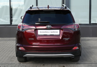 Подержанный автомобиль Toyota RAV4 2015 года (4 фото)