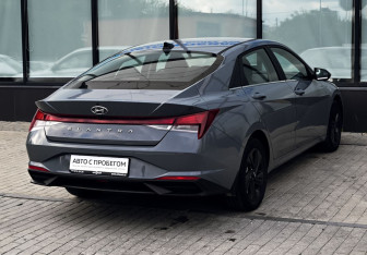 Подержанный автомобиль Hyundai Elantra Sedan 2021 года (5 фото)