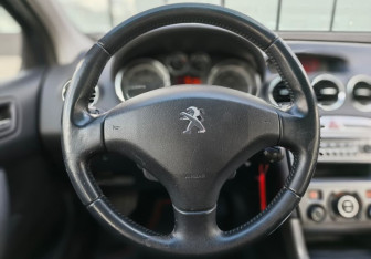 Подержанный автомобиль Peugeot 308 Hatchback 2012 года (12 фото)