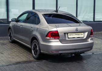 Подержанный автомобиль Volkswagen Polo Sedan 2017 года (14 фото)