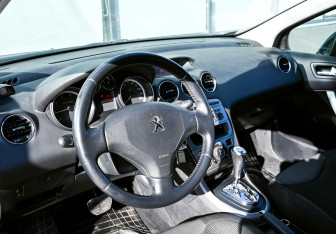 Подержанный автомобиль Peugeot 308 Hatchback 2011 года (13 фото)