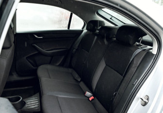 Подержанный автомобиль Skoda Rapid Liftback 2014 года (16 фото)