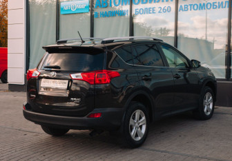 Подержанный автомобиль Toyota RAV4 2014 года (5 фото)
