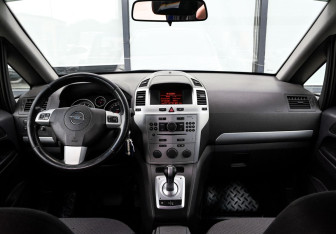 Подержанный автомобиль Opel Zafira Compactvan 2011 года (16 фото)