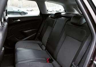Подержанный автомобиль Opel Astra Wagon 2012 года (18 фото)