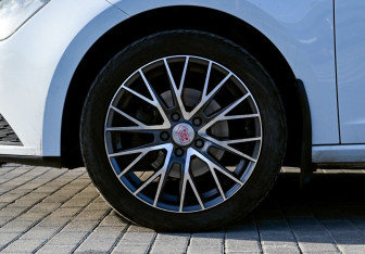 Подержанный автомобиль SEAT Leon Hatchback 2013 года (19 фото)