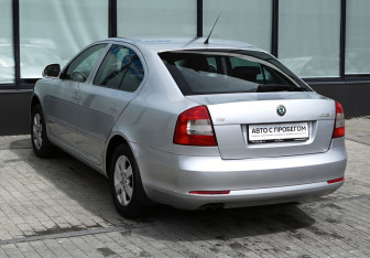 Подержанный автомобиль Skoda Octavia Liftback 2011 года (3 фото)
