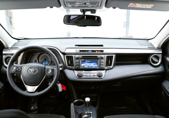 Подержанный автомобиль Toyota RAV4 2014 года (10 фото)