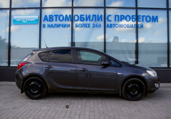 Подержанный автомобиль Opel Astra Hatchback 2011 года (6 фото)