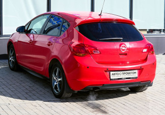 Подержанный автомобиль Opel Astra Hatchback 2012 года (3 фото)