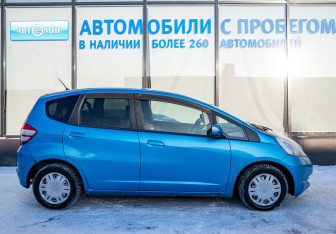 Подержанный автомобиль Honda Fit 2008 года (6 фото)