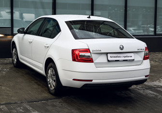 Подержанный автомобиль Skoda Octavia Liftback 2017 года (3 фото)