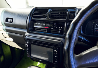 Подержанный автомобиль Suzuki Jimny 1998 года (10 фото)