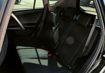 Подержанный автомобиль Toyota RAV4 2017 года (17 фото)