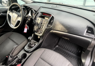 Подержанный автомобиль Opel Astra Hatchback 2011 года (10 фото)