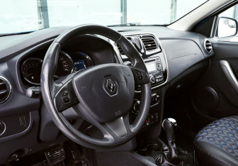 Подержанный автомобиль Renault Sandero 2015 года (15 фото)