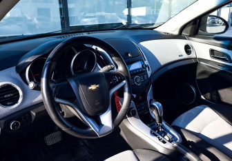 Подержанный автомобиль Chevrolet Cruze Hatchback 2013 года (14 фото)