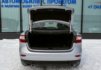 Подержанный автомобиль Renault Fluence 2013 года (18 фото)