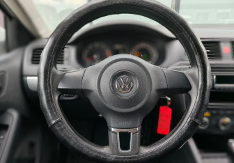 Подержанный автомобиль Volkswagen Jetta Sedan 2013 года (11 фото)