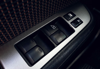 Подержанный автомобиль Nissan Tiida Hatchback 2012 года (12 фото)