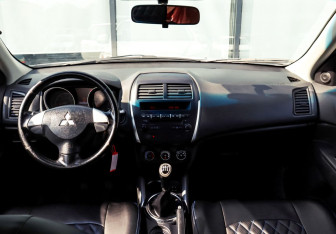 Подержанный автомобиль Mitsubishi ASX 2013 года (16 фото)