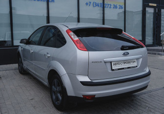 Подержанный автомобиль Ford Focus Hatchback 2006 года (3 фото)