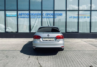 Подержанный автомобиль Volkswagen Jetta Sedan 2014 года (4 фото)