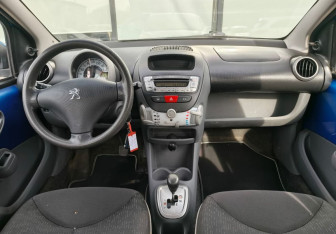 Подержанный автомобиль Peugeot 107 2009 года (10 фото)