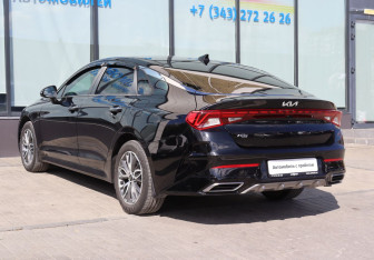 Подержанный автомобиль Kia K5 2022 года (3 фото)
