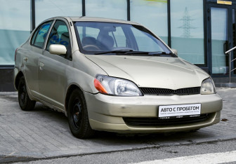 Подержанный автомобиль Toyota Platz 2000 года (7 фото)
