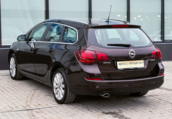 Подержанный автомобиль Opel Astra Wagon 2012 года (3 фото)