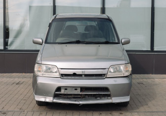 Подержанный автомобиль Nissan Cube 2001 года (8 фото)