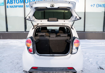 Подержанный автомобиль Chevrolet Spark 2011 года (17 фото)