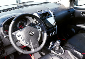 Подержанный автомобиль Nissan X-Trail 2011 года (16 фото)