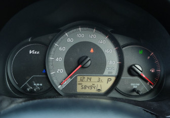 Подержанный автомобиль Toyota Vitz 2018 года (14 фото)