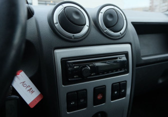 Подержанный автомобиль Renault Logan Sedan 2008 года (11 фото)