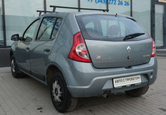 Подержанный автомобиль Renault Sandero 2010 года (3 фото)