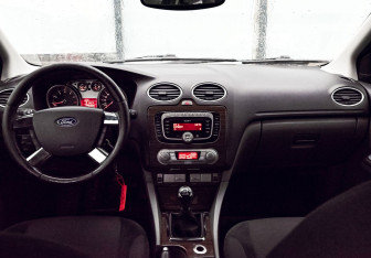 Подержанный автомобиль Ford Focus Sedan 2008 года (17 фото)